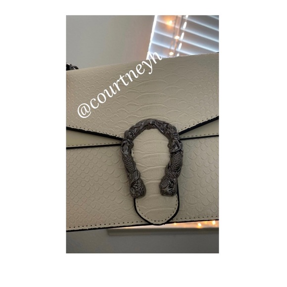 White chained purse - Picture 1 of 10